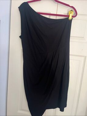 Chic One-Shoulder Black Dress – Sleek Evening Style